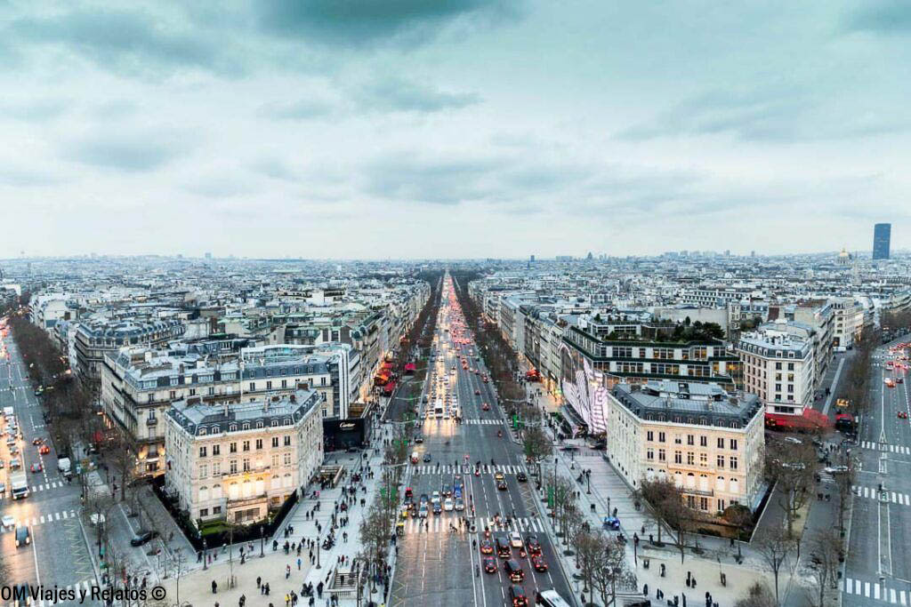 Vistas panorámicas de los Campos Elíseos desde el Arco del Triunfo de París, con la avenida iluminada al atardecer