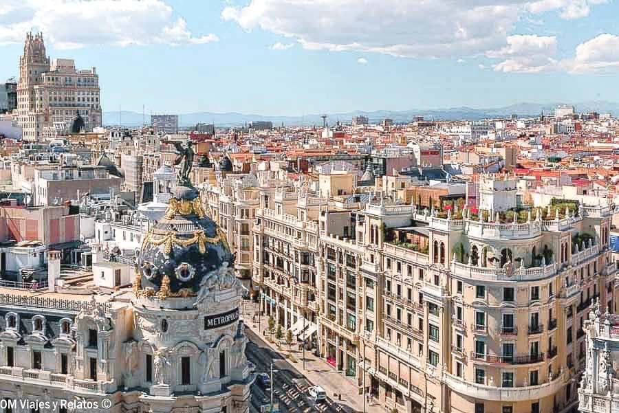Vista panorámica de la Gran Vía de Madrid desde la azotea del Círculo de Bellas Artes, con la cúpula del edificio Metrópolis en primer plano