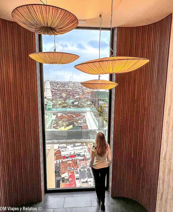 Servidora contemplando las vistas panorámicas de Madrid desde el mirador del Hotel Riu Plaza España