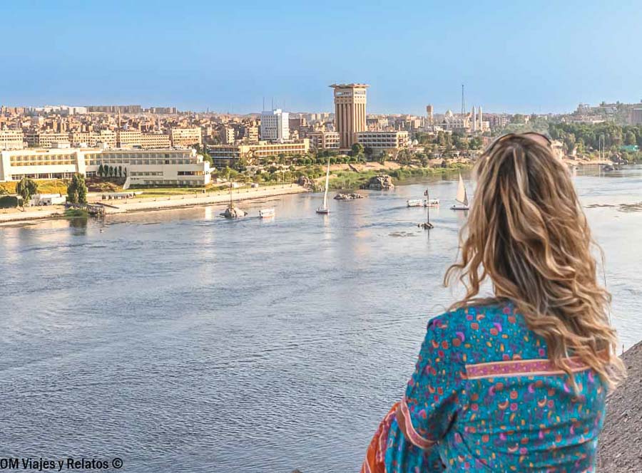 Olga contemplando las vistas del río Nilo y la ciudad de Aswan desde la orilla occidental